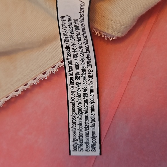 Victoria Secret, 2 pairs of panties & gift bag - Picture 10 of 10